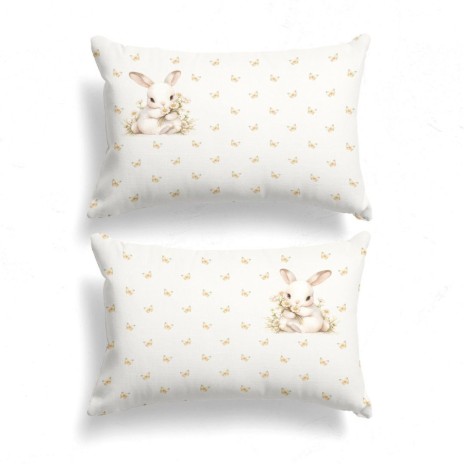 Set de 2 fețe de pernă 50x70 cm, model Ginny, cu imprimeu delicat de iepurași și fluturi aurii pe fundal crem deschis.