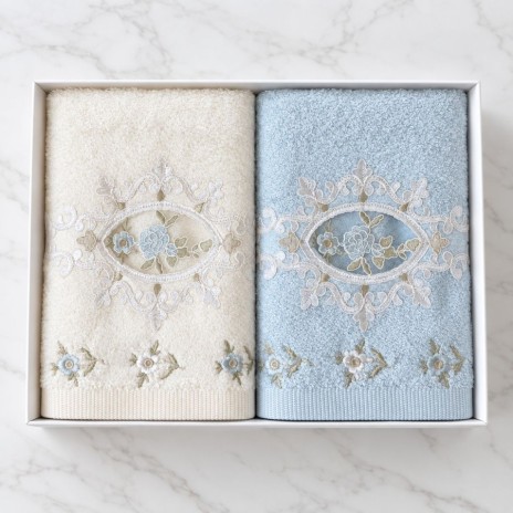 Set 2 prosoape Arliva Home 50x90 cm, ecru si bleu, cu broderii florale cu trandafiri albastri si dantela decorativa