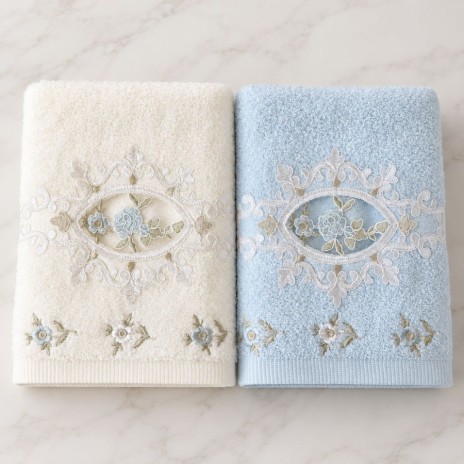 Set 2 prosoape Arliva Home 50x90 cm, ecru si bleu, cu broderii florale cu trandafiri albastri si dantela decorativa