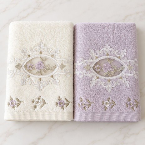 Set 2 prosoape Arliva Home 50x90 cm, ecru si lila, cu broderii florale cu trandafiri lila si dantela decorativa
