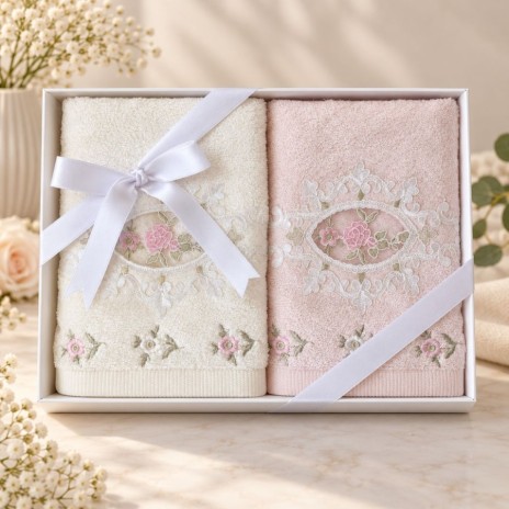Set 2 prosoape Arliva Home 50x90 cm, ecru si lila, cu broderii florale cu trandafiri lila si dantela decorativa