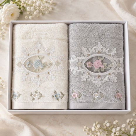 Set 2 prosoape Arliva Home 50x90 cm, ecru si gri, cu broderii florale bleu si roz si dantela decorativa