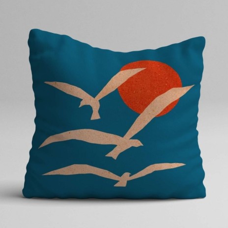 Set 3 fete perna decorative 43x43 cm cu pescarusi in zbor, curcubeu stilizat si margarete pe fundal bleu