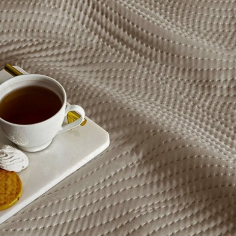 Set cuvertura TAC Harlow tas maro deschis 250x260 cm cu 2 fete de perna matlasare ultrasonica model ondulat modern