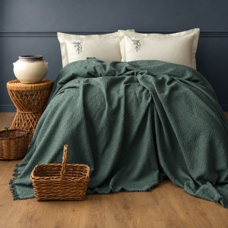 Set cuvertura jacquard verde balsam Lude First Choice cu fete de perna crem brodate cu ramuri de maslin