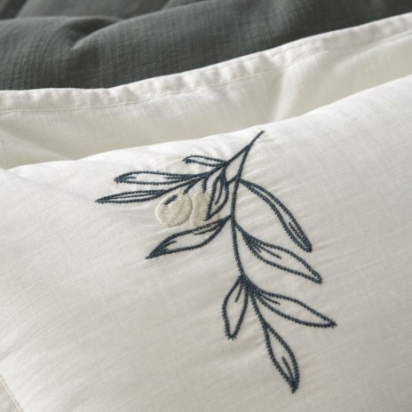 Set cuvertura jacquard verde balsam Lude First Choice cu fete de perna crem brodate cu ramuri de maslin