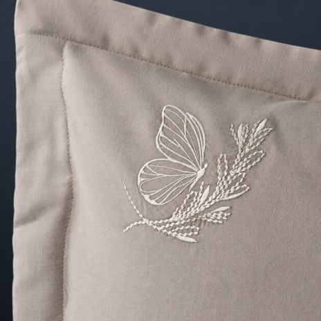Set cuvertura jacquard crem Lude First Choice cu fete de perna bej gri brodate cu fluturi albi