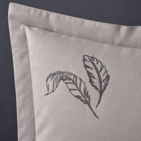 Set cuvertura jacquard gri antracit Lude Grey Maze First Choice cu fete de perna gri bej brodate cu pene