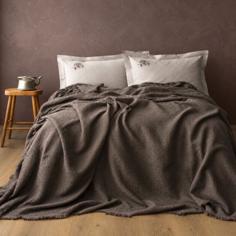 Set cuvertura jacquard maro Lude Pepercorn First Choice cu fete de perna bej brodate cu frunze de stejar si ghinde