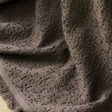 Set cuvertura jacquard maro Lude Pepercorn First Choice cu fete de perna bej brodate cu frunze de stejar si ghinde