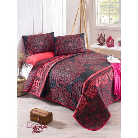 Set de pat cu model oriental în nuanțe de roșu și negru, compus dintr-o cuvertură matlasată de 200x220 cm și două fețe de pernă de 50x70 cm, aranjate într-un decor luminos cu accesorii decorative roșii