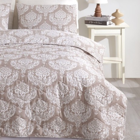 Set cuvertura matlasata 200x220 cm + 2 fete perna cu model baroc alb pe fundal maro