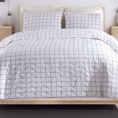 Set cuvertura matlasata 200x220 cm + 2 fete perna cu patrate alb cu gri