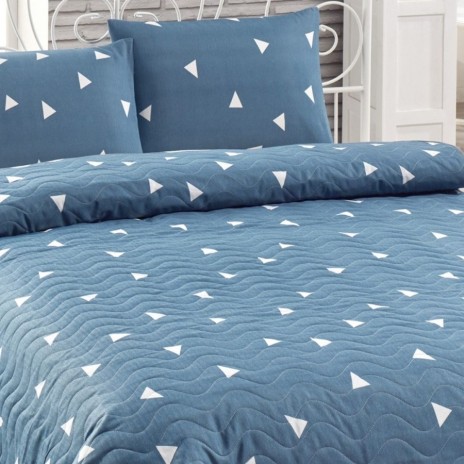 Set cuvertura matlasata 200x220 cm + 2 fete perna cu triunghiuri albe pe fundal albastru
