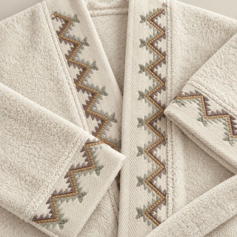 Set Arliva Home cu halat de baie marimea XXL si prosop 50x90 cm, bej natural, cu broderie zig-zag maro si verde