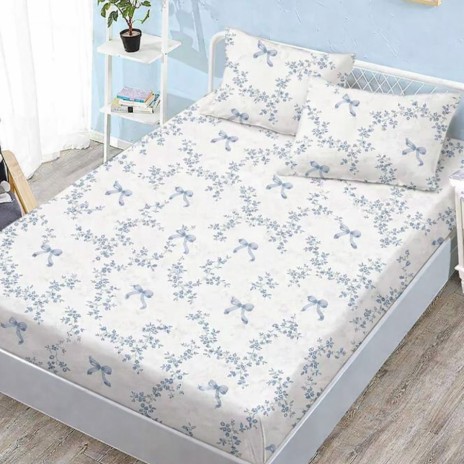 Set husa pat finet 160x200 cm cu elastic model flori si fundite albastre si 2 fete de perna