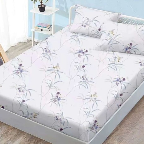 Set husa finet 160x200 cm cu elastic si 2 fete de perna, model flori mov delicate si frunze gri pe fond alb