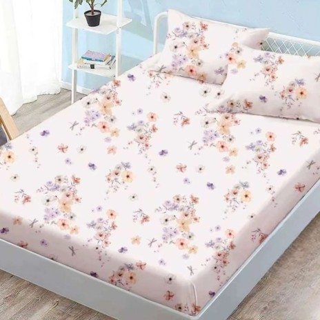 Set husa finet 160x200 cm cu elastic si 2 fete de perna, model cu flori pastel si fluturi pe fundal roz deschis