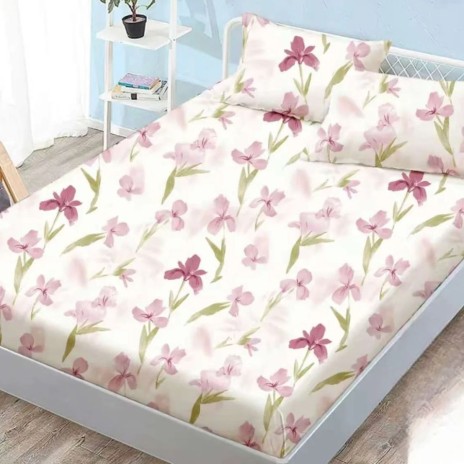 Set husa finet 160x200 cm cu elastic si 2 fete de perna, model Irisi, cu flori roz si frunze verzi pe fond crem deschis