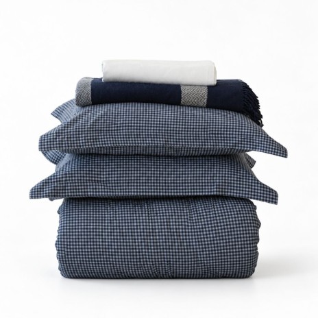 Set lenjerie Alura Bleumarin First Choice cu patratele mici si patura bleumarin in carouri gri cu franjuri