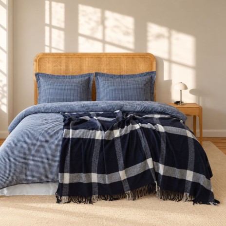 Set lenjerie Alura Bleumarin First Choice cu patratele mici si patura bleumarin in carouri gri cu franjuri