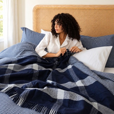 Set lenjerie Alura Bleumarin First Choice cu patratele mici si patura bleumarin in carouri gri cu franjuri