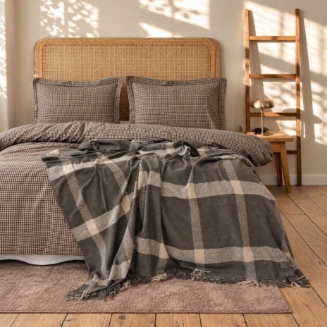 Set lenjerie Alura Maro First Choice cu model in patratele si patura asortata in carouri maro gri