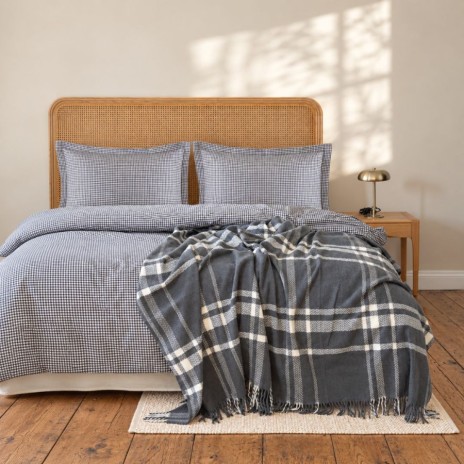 Set lenjerie Bavori Gri First Choice cu patratele gri si patura gri cu carouri crem si franjuri