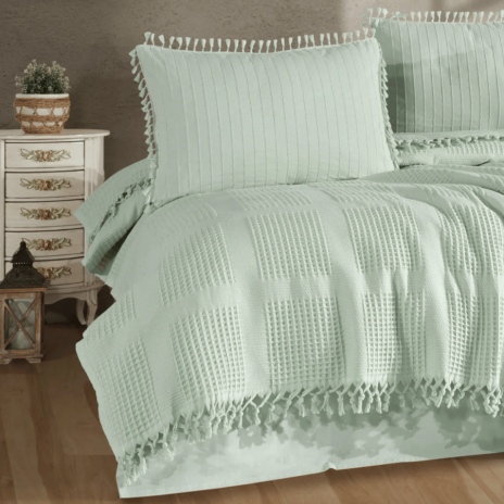 set pique Clasy Velda V2 verde salvie cu cuvertura gofrata si ciucuri decorativi din bumbac 100%