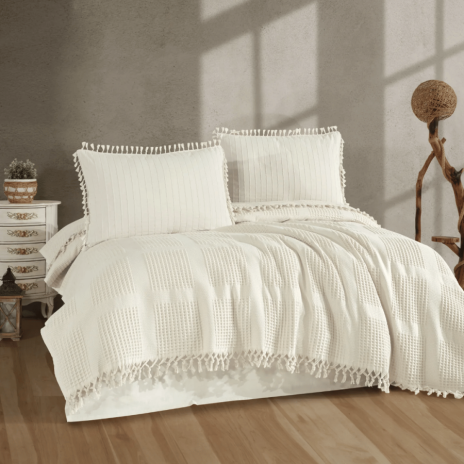 set pique Clasy Velda V1 crem cu cuvertura gofrata si ciucuri decorativi din bumbac 100%