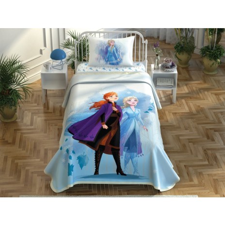 Set pique lenjerie și cuvertură Disney pentru 1 persoană cu Elsa din filmul Frozen 2, în culori alb, albastru deschis și mov, cu desene animate detaliate și elemente grafice.