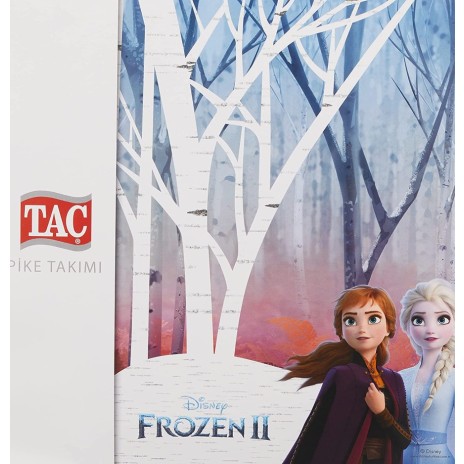 Set pique lenjerie și cuvertură Disney pentru 1 persoană cu Elsa din filmul Frozen 2, în culori alb, albastru deschis și mov, cu desene animate detaliate și elemente grafice.