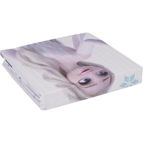 Set pique lenjerie și cuvertură Disney pentru 1 persoană cu Elsa din filmul Frozen 2, în culori alb, albastru deschis și mov, cu desene animate detaliate și elemente grafice.