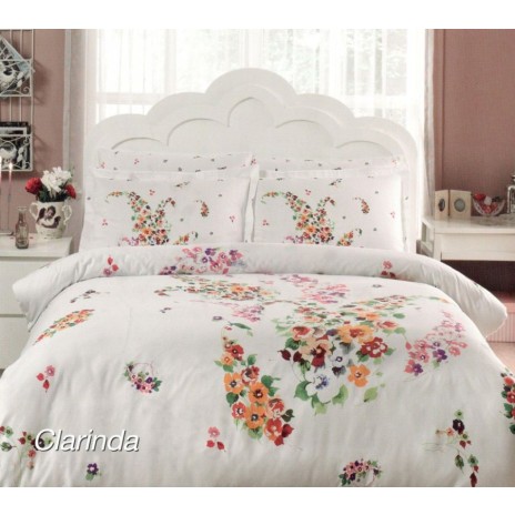 Lenjerie de pat din bumbac 100% satinat model Clarinda Oranj cu design floral vibrant în nuanțe de portocaliu, galben și roz.